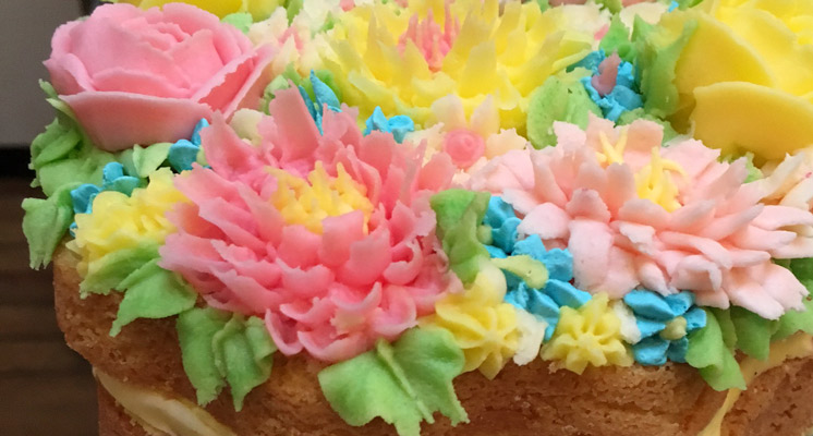 How to Make a Floral Scallop Cake #floral #scallop #cake #wilton #decorating #piping #flowers #baking