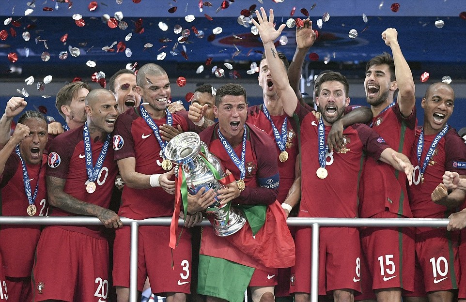 صور تتويج منتخب البرتغال بيورو 2016